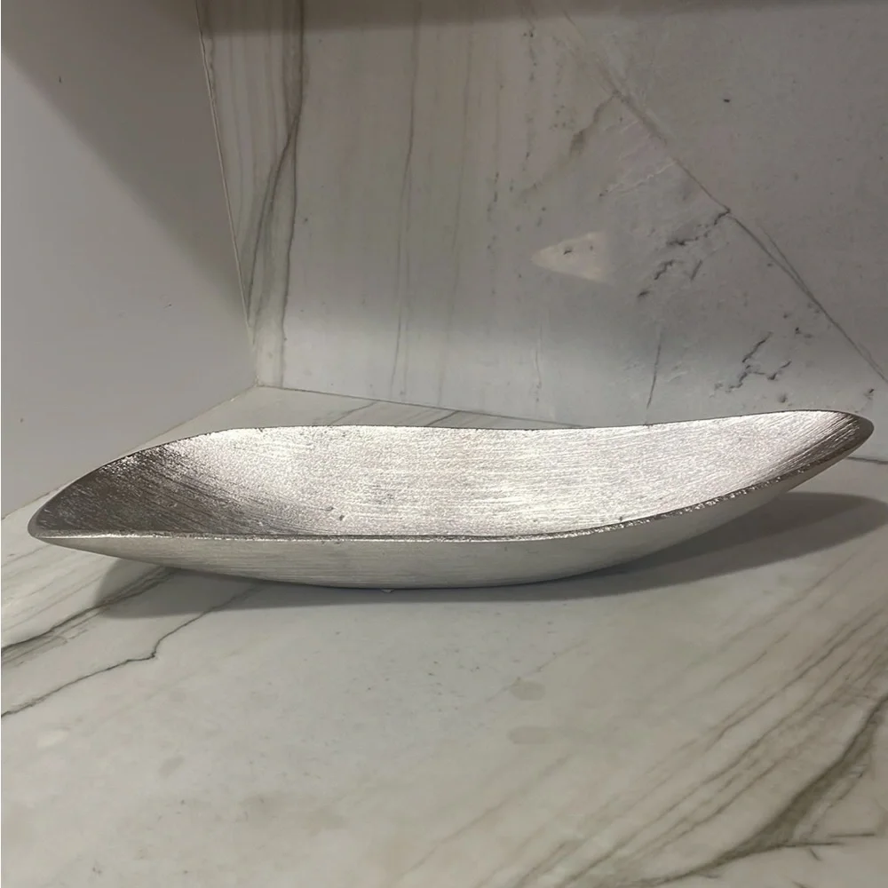 Modern Silver Oval Serving Tray Decor – Sleek Home Dining Centerpiece